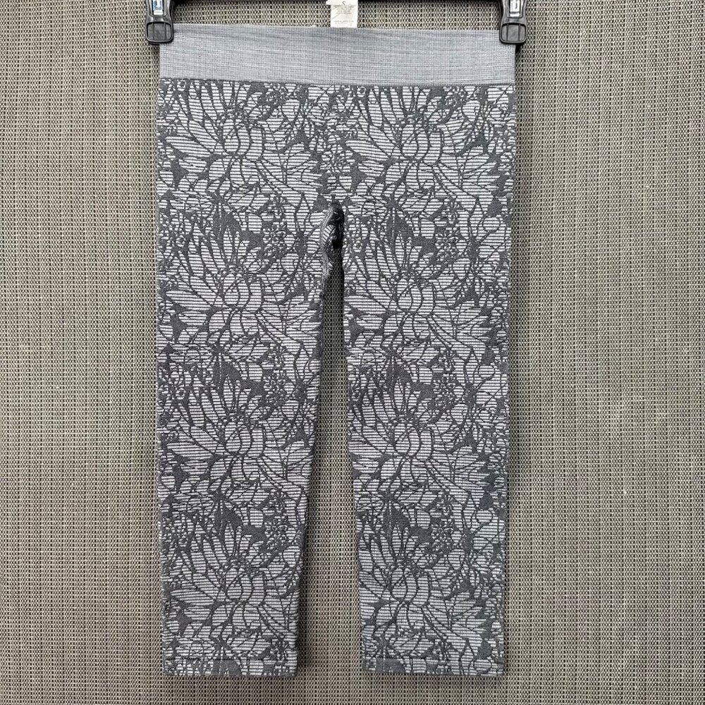 Fabletics Sebastian Womens Size S Gray Black Floral Mid-Calf Capri Leggings